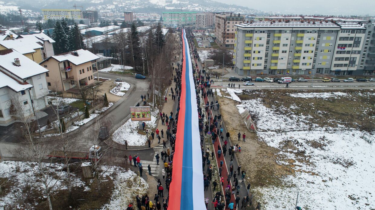 Боснийские сербы маршируют с гигантским сербским флагом в Сараево