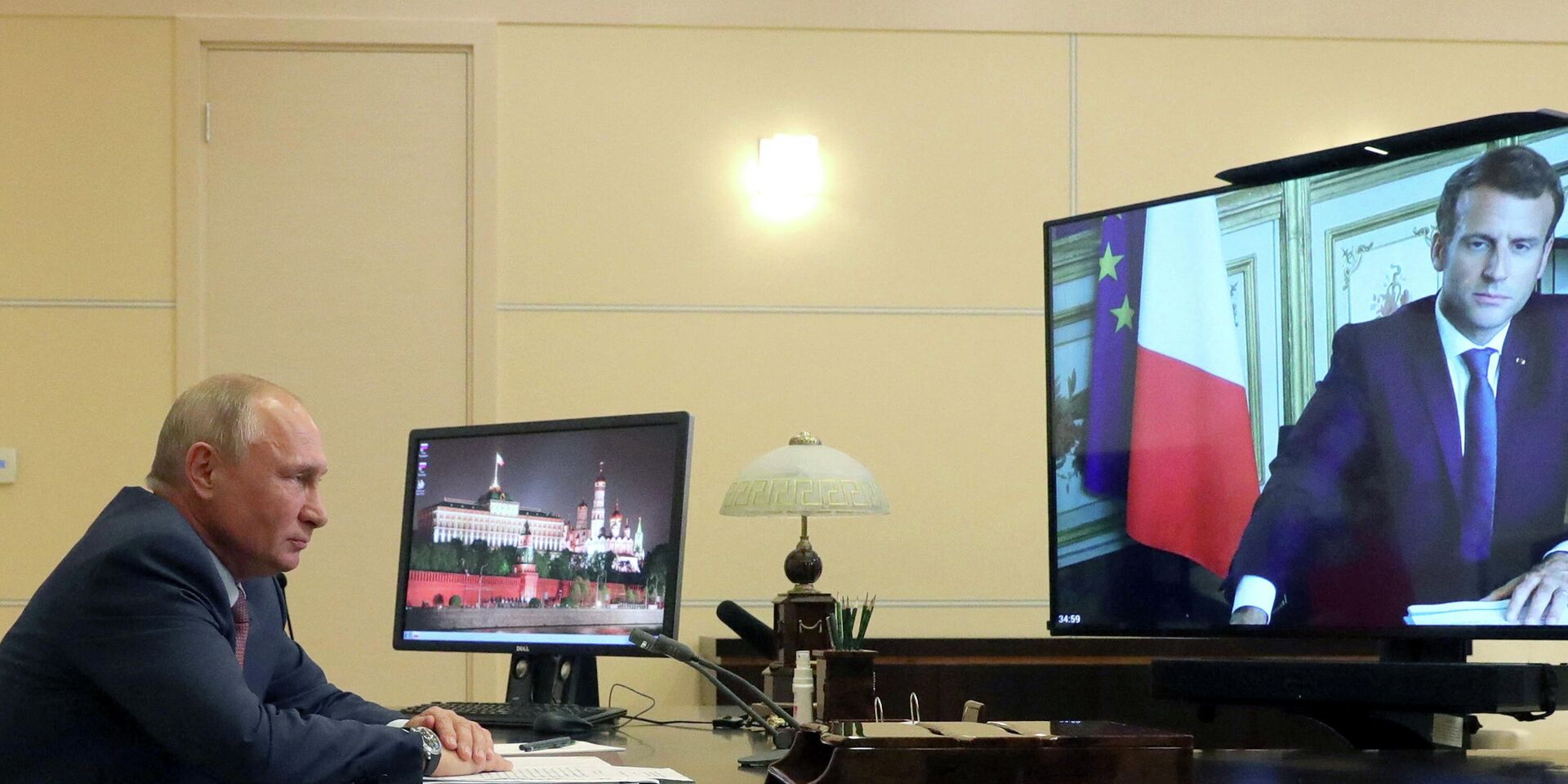 Президент России Владимир Путин беседует со своим французским коллегой Эммануэлем Макроном - ИноСМИ, 1920, 01.02.2022