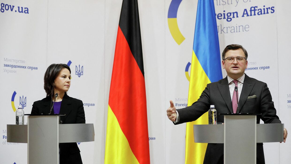 Министр иностранных дел Германии Анналена Бербок и министр иностранных дел Украины Дмитрий Кулеба