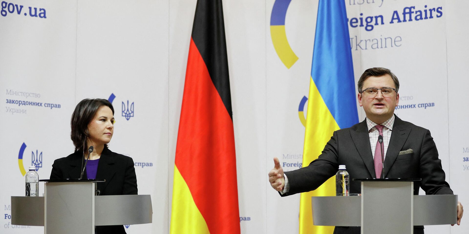 Министр иностранных дел Германии Анналена Бербок и министр иностранных дел Украины Дмитрий Кулеба - ИноСМИ, 1920, 08.02.2022