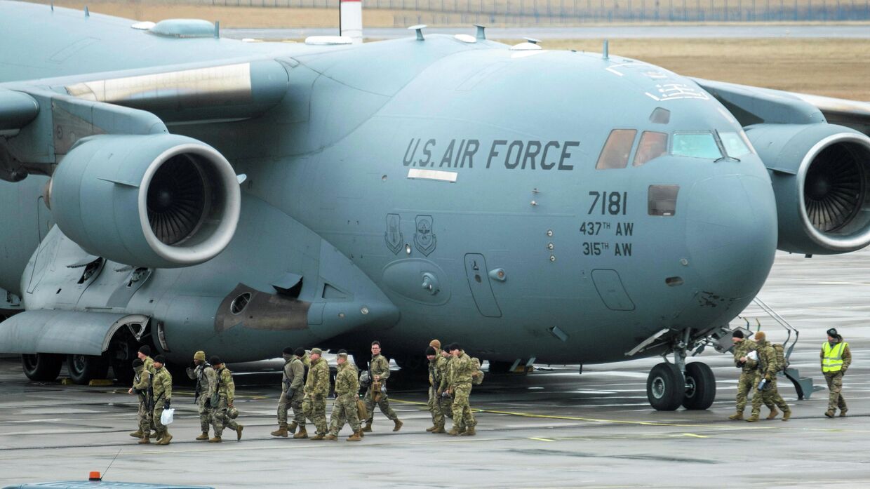 Самолет с американскими военными в аэропорту Жешув-Ясенка, Польша