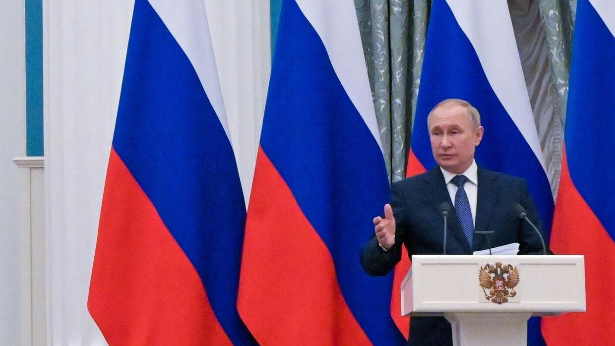 Президент РФ Владимир Путин и президент Франции Эммануэль Макрон