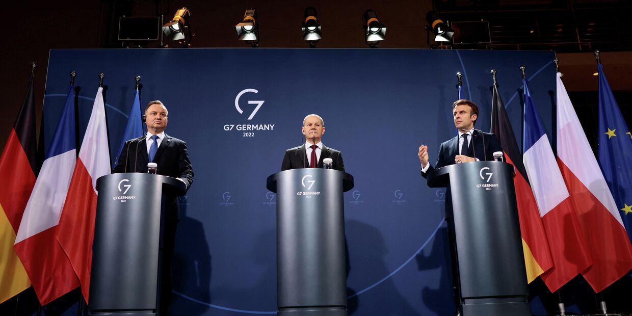 Канцлер Германии Олаф Шольц, президент Франции Эммануэль Макрон и президент Польши Анджей Дуда