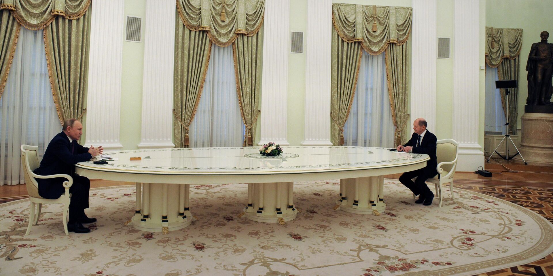 Президент РФ В. Путин встретился с канцлером ФРГ О. Шольцем - ИноСМИ, 1920, 15.02.2022