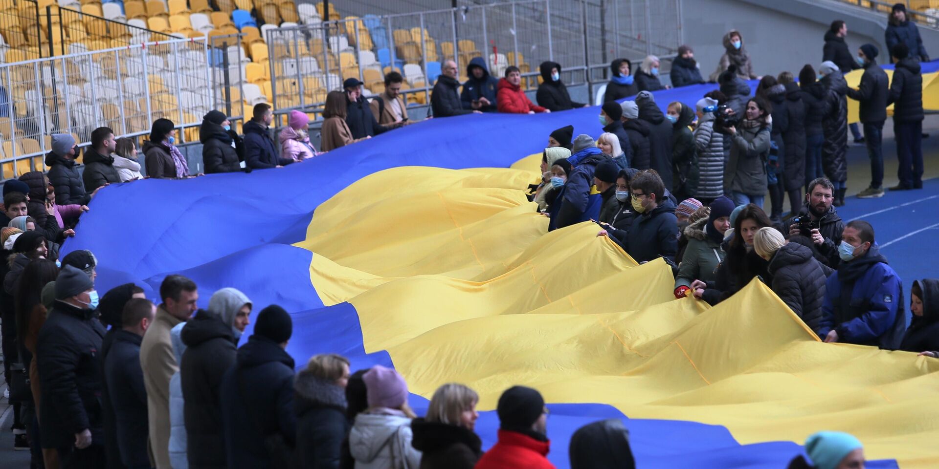 Жители Киева несут 200-метровый флаг Украины по стадиону Олимпийский - ИноСМИ, 1920, 17.02.2022