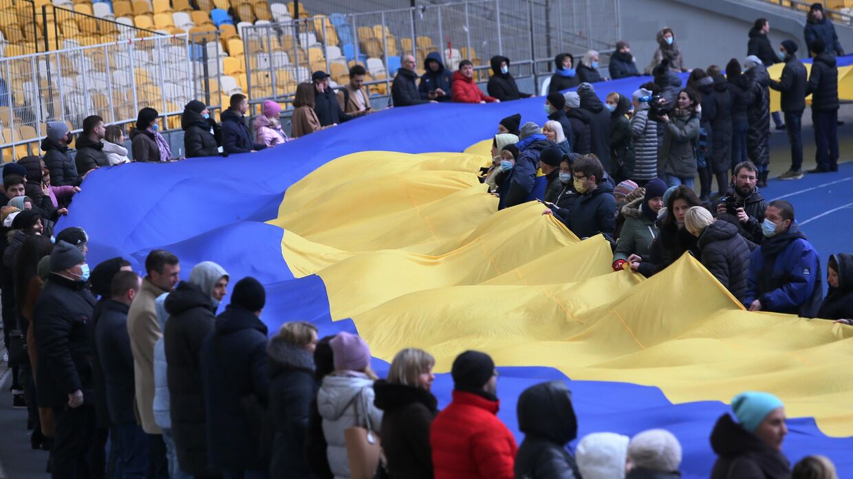 Жители Киева несут 200-метровый флаг Украины по стадиону Олимпийский