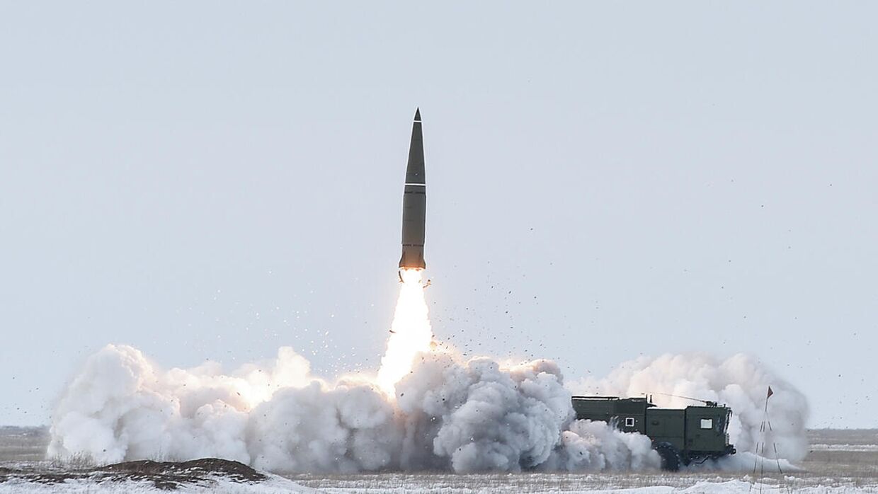 Боевой пуск ракет ОТРК Искандер-М на полигоне Капустин Яр