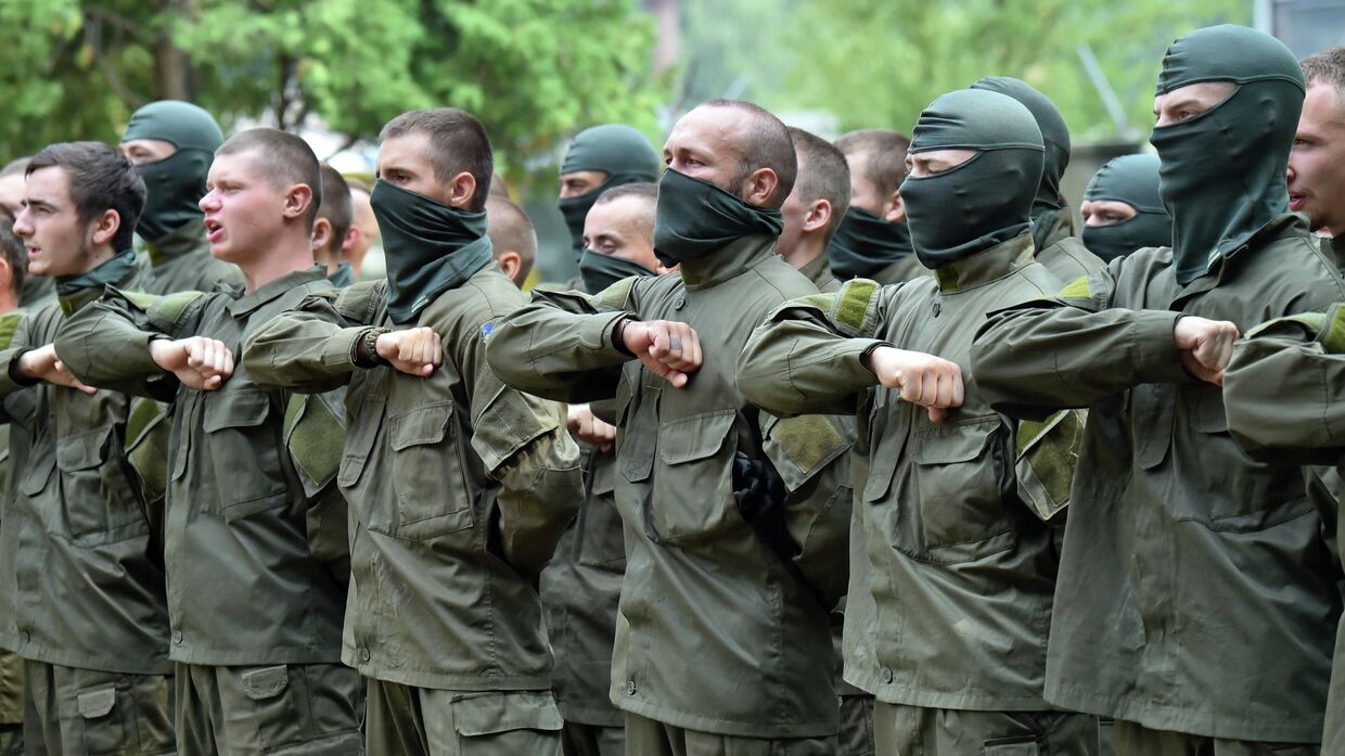 Новобранцы ультраправого украинского добровольческого батальона Азов в Киеве