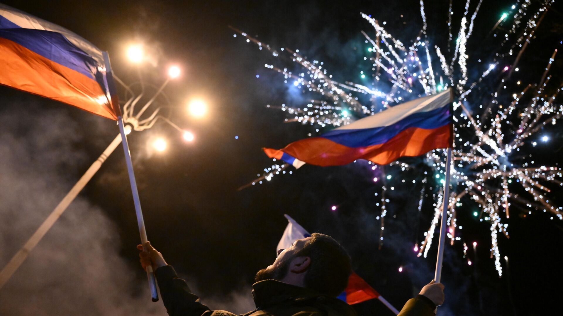 Жители Донецка и Луганска празднуют признание Россией ДНР и ЛНР - ИноСМИ, 1920, 22.02.2022