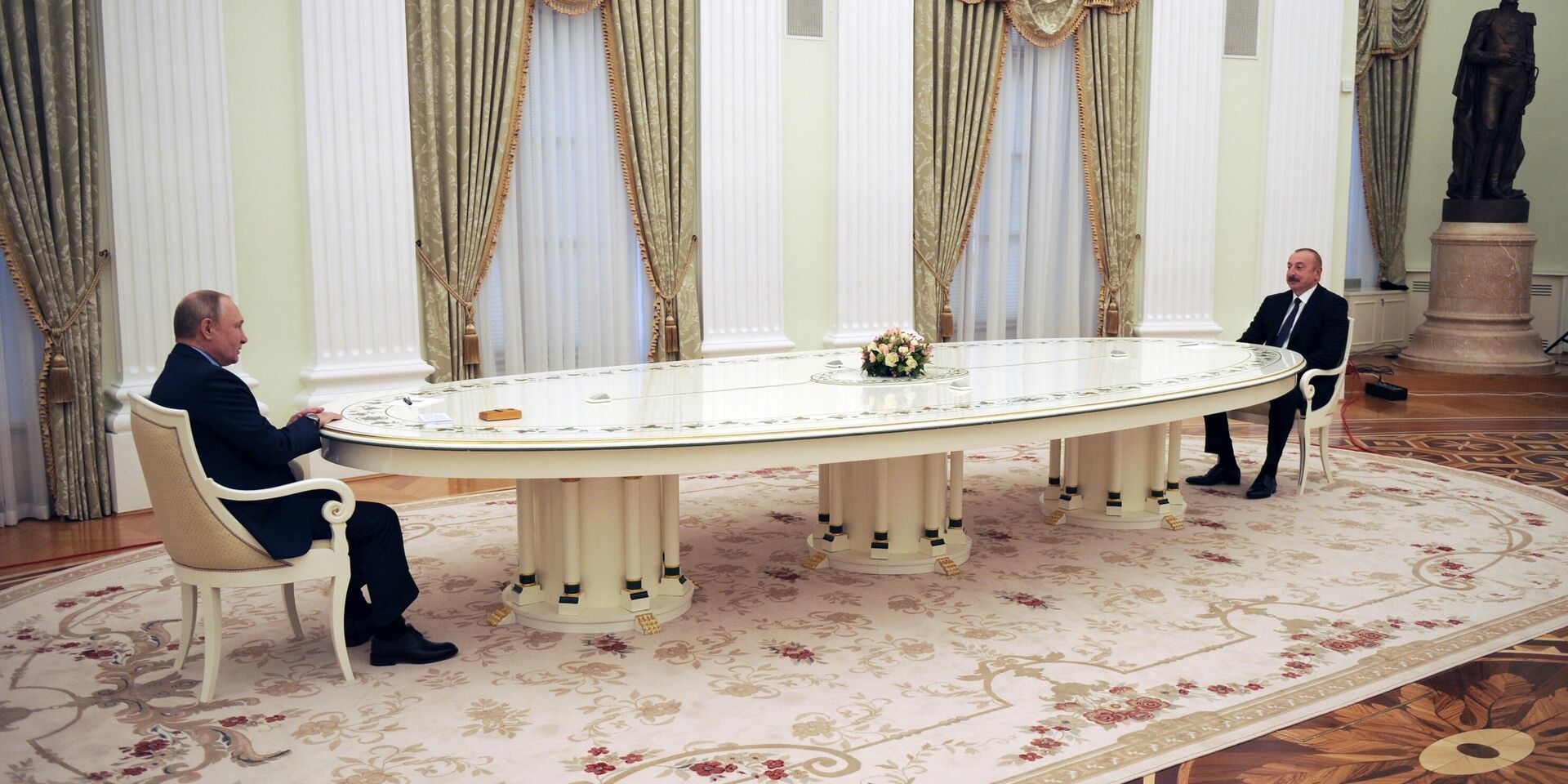 Президент РФ В. Путин провел переговоры с президентом Азербайджана И. Алиевым - ИноСМИ, 1920, 24.02.2022