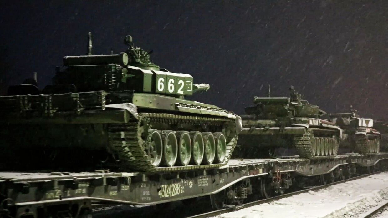 Российские танки на железнодорожной платформе