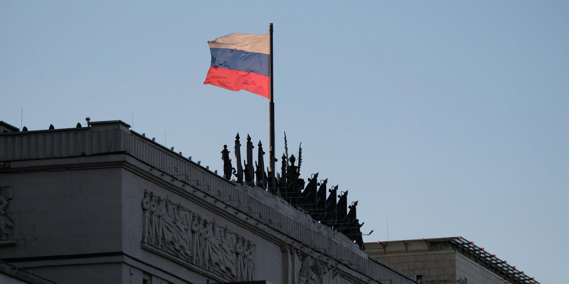 Флаг на здании министерства обороны РФ - ИноСМИ, 1920, 18.04.2022