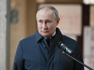 Президент РФ В. Путин посетил строительство комплекса Национального космического центра Президент РФ В. Путин посетил строительство комплекса Национального космического центра
