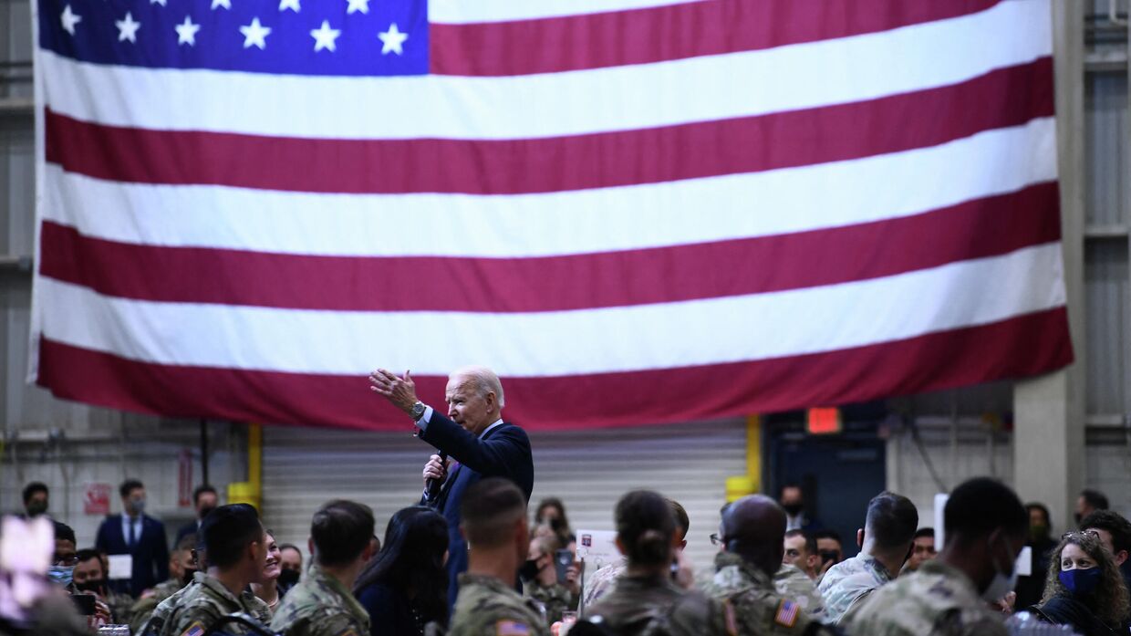 Президент США Джо Байден выступает перед солдатами в Форт-Брэгге
