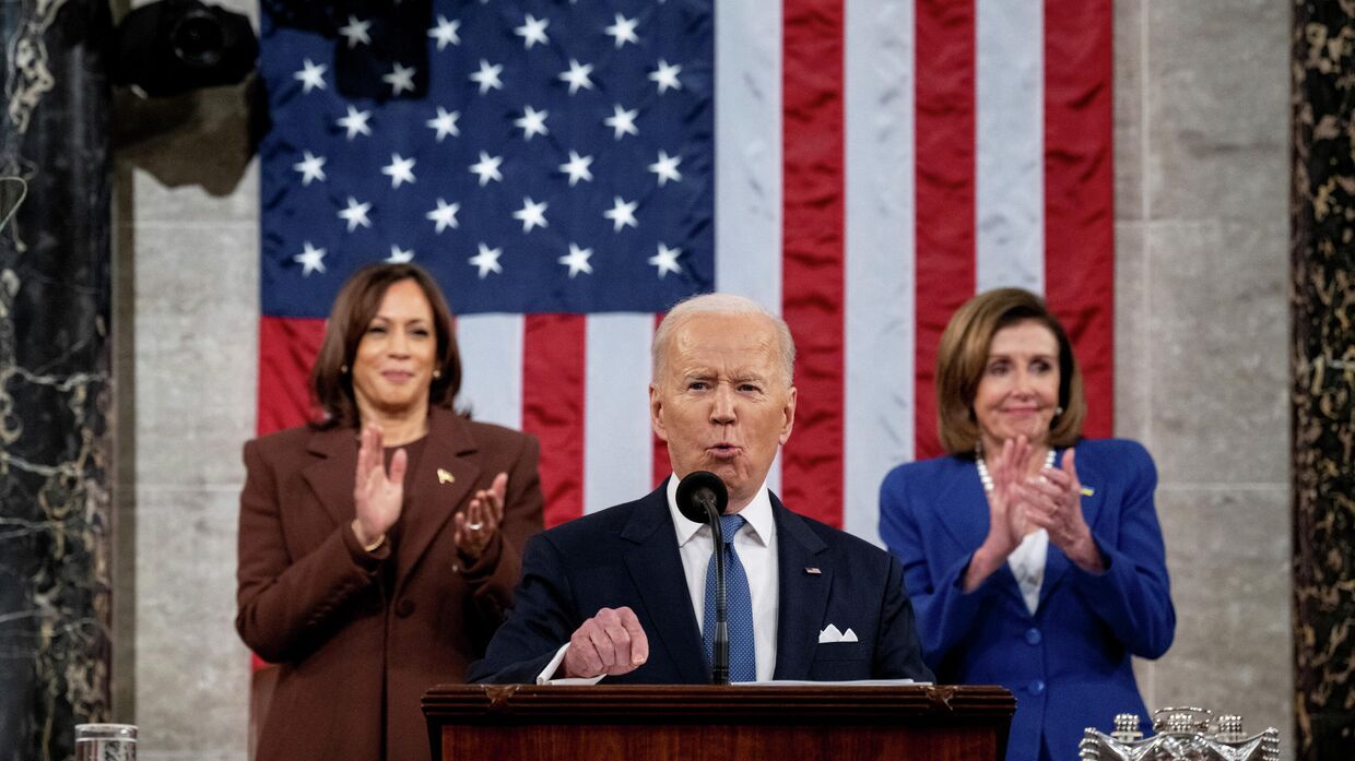 Вице-президент США Камала Харрис и спикер Палаты представителей США Нэнси Пелоси аплодируют президенту США Джо Байдену в Капитолии США в Вашингтоне