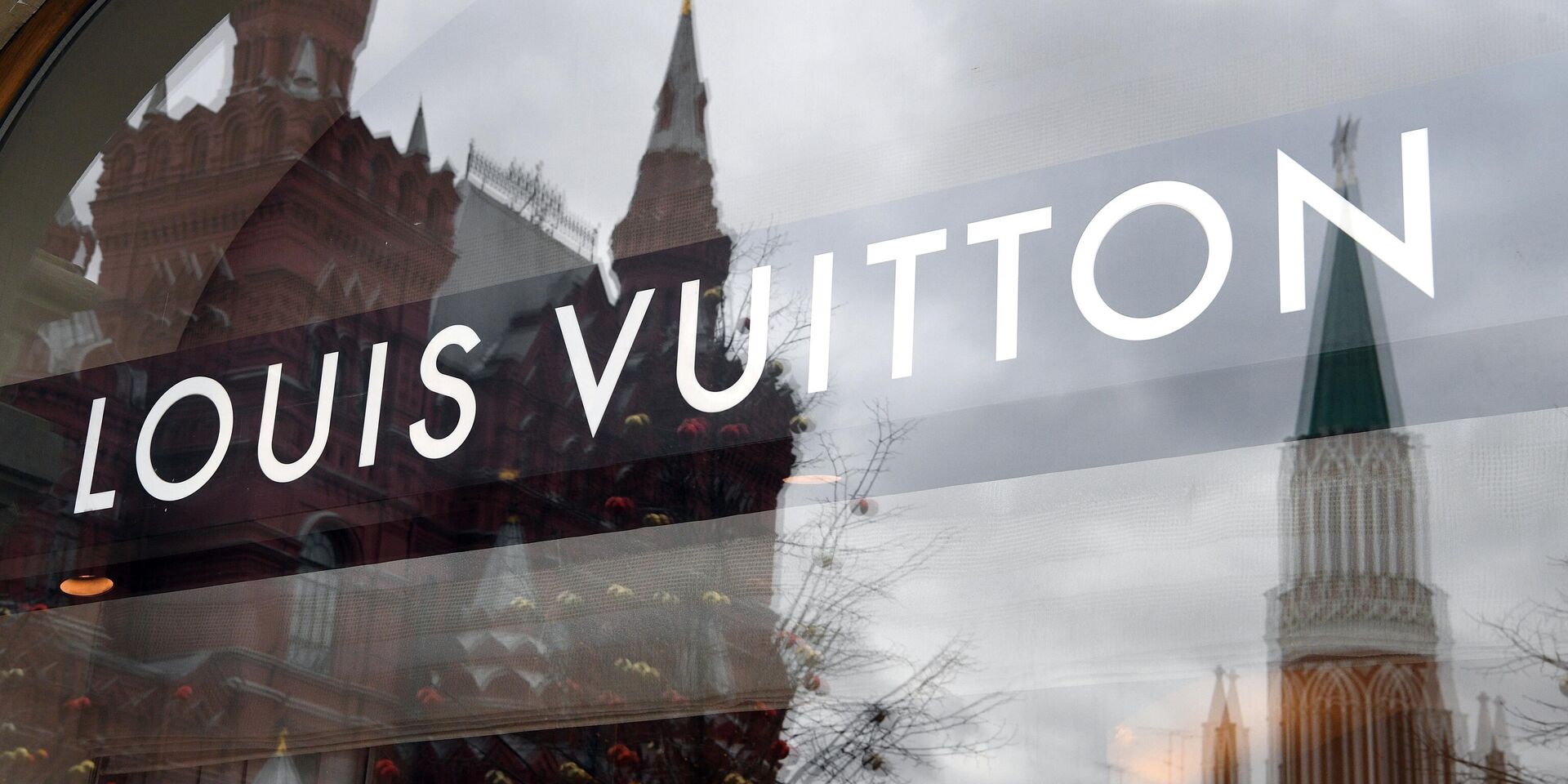 Логотип Louis Vuitton в витрине ГУМа в Москве - ИноСМИ, 1920, 06.03.2023