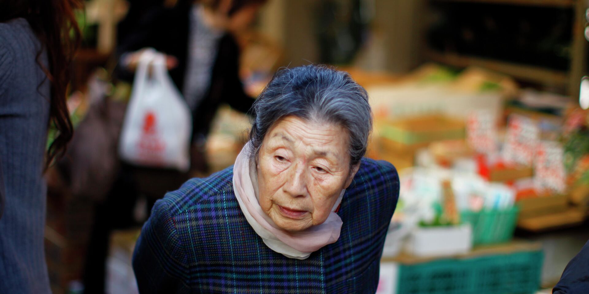 Пожилая женщина на рынке в Токио, Япония - ИноСМИ, 1920, 13.02.2023