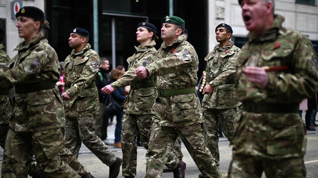 Британские солдаты во время марша в Лондоне, Великобритания