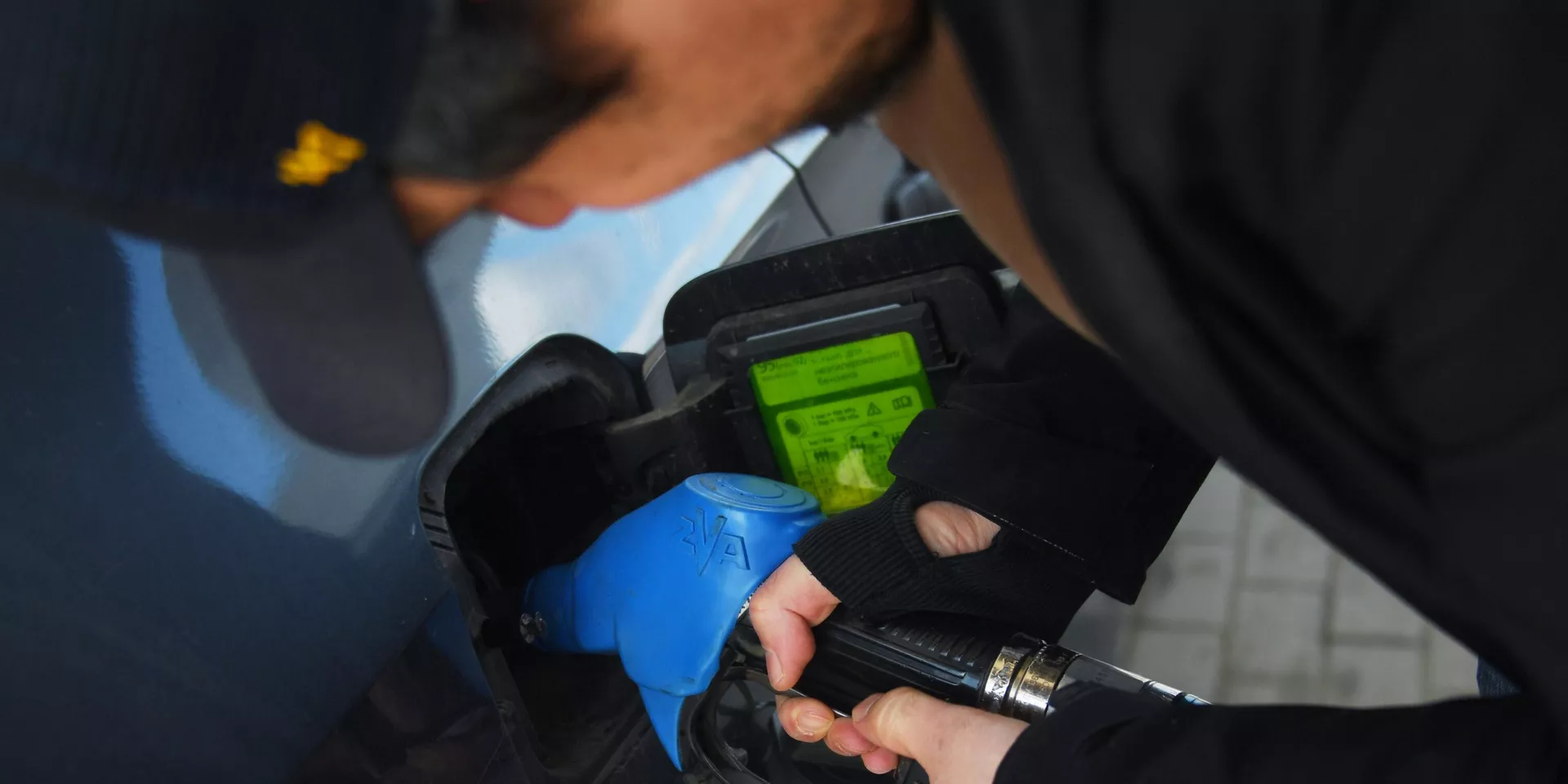 Мужчина заправляет свой автомобиль Мужчина заправляет свой автомобиль - ИноСМИ, 1920, 09.03.2022