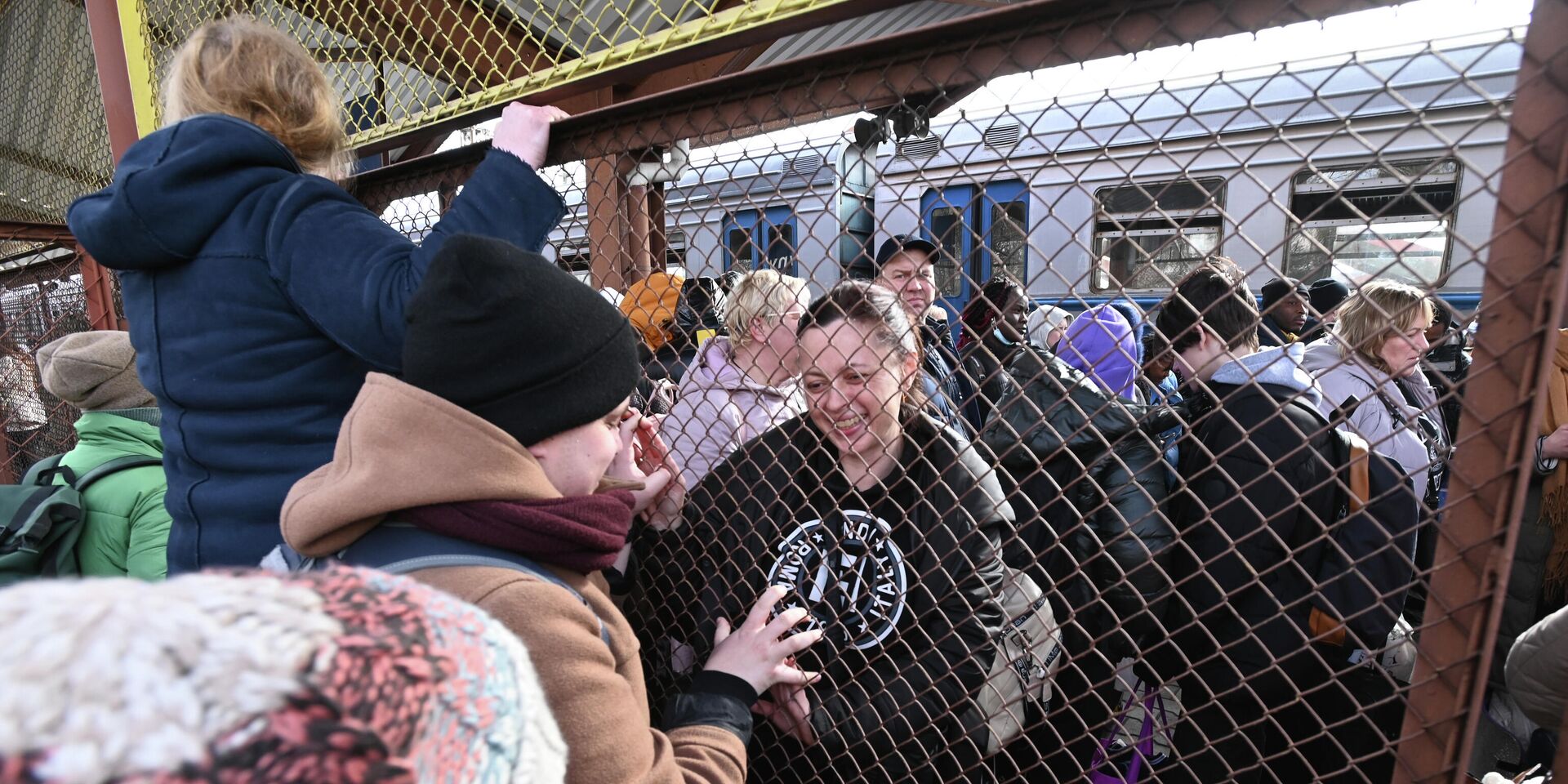 Жители Украины на железнодорожном вокзале в городе Пшемысле, прибывшие в Польшу из Львова - ИноСМИ, 1920, 30.03.2022