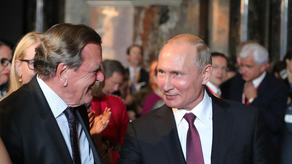 Президент РФ Владимир Путин и председатель совета директоров Nord Stream 2 AG Герхард Шредер