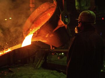 Плавильный цех Кольской ГМК в Никеле