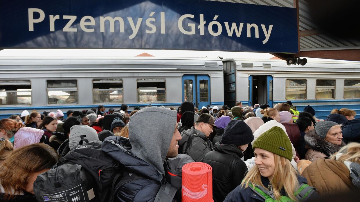 Жители Украины на железнодорожном вокзале в Пшемысле