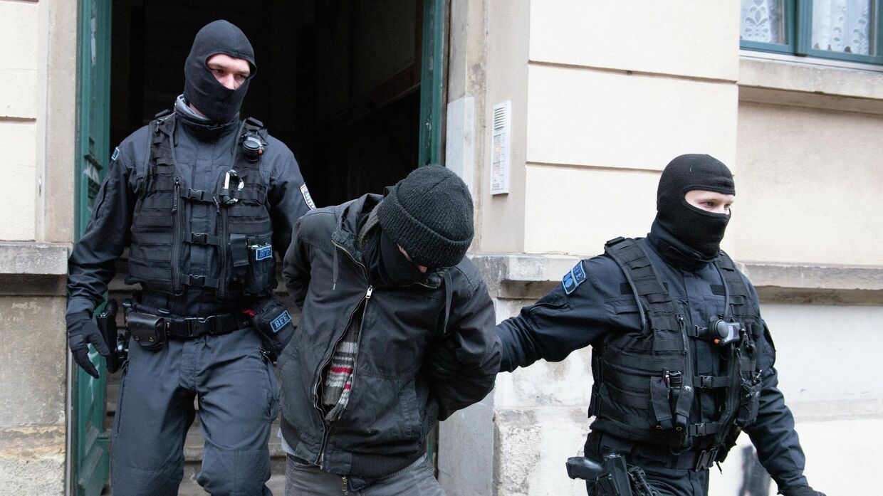 Полиция во время задержания подозреваемого в Дрездене, Германия