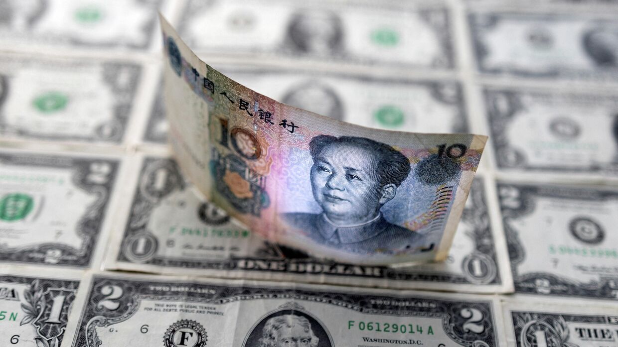 Банкноты китайского юаня и американского доллара