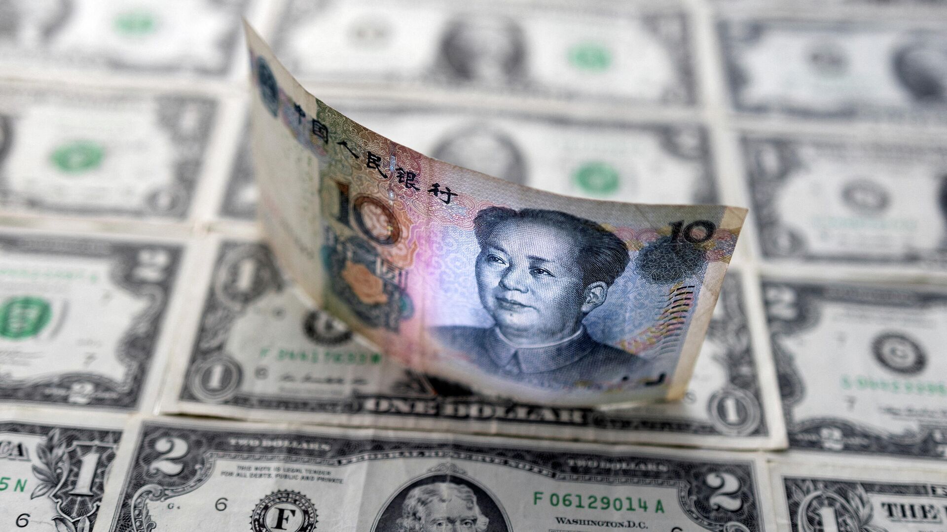 Банкноты китайского юаня и американского доллара - ИноСМИ, 1920, 31.03.2022
