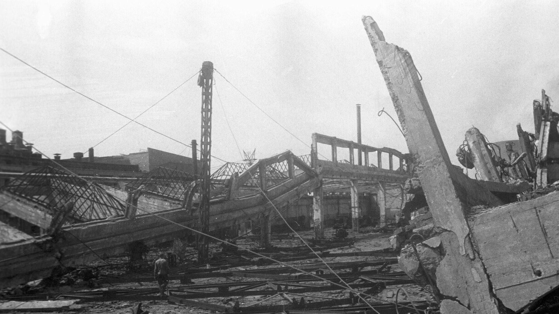 Один из цехов Харьковского тракторного завода после бомбардировки немецкой авиацией. - ИноСМИ, 1920, 20.03.2022