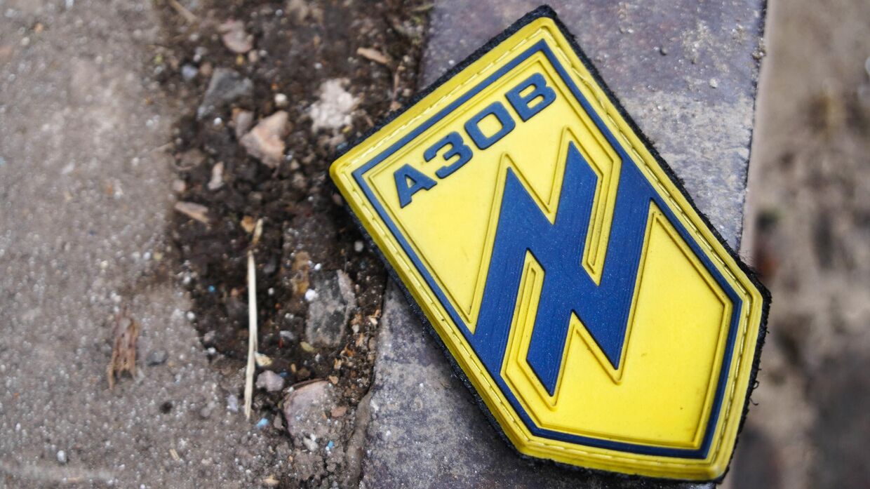 Нашивка с эмблемой националистического батальона Азова* на одной из улиц в Мариуполе