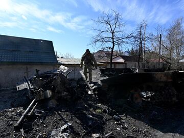Украинский военный в городе Ирпень Украинский военный в городе Ирпень