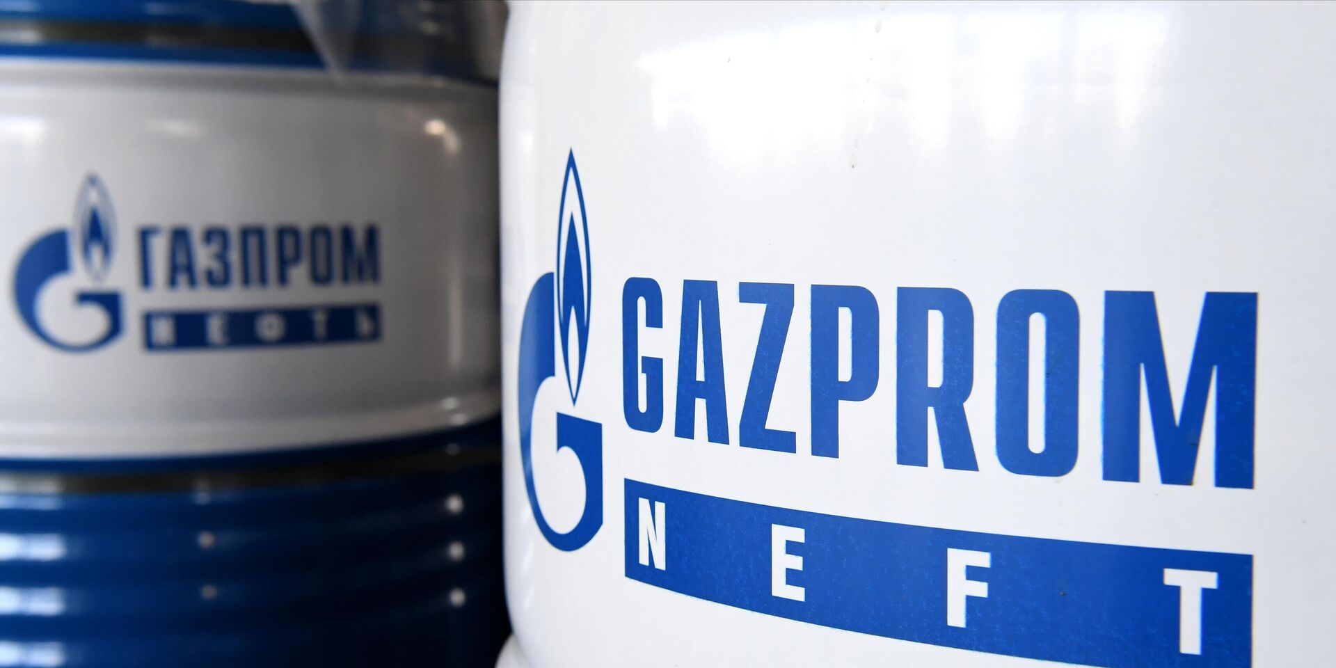 Бочки с логотипом Газпромнефть - ИноСМИ, 1920, 04.04.2022