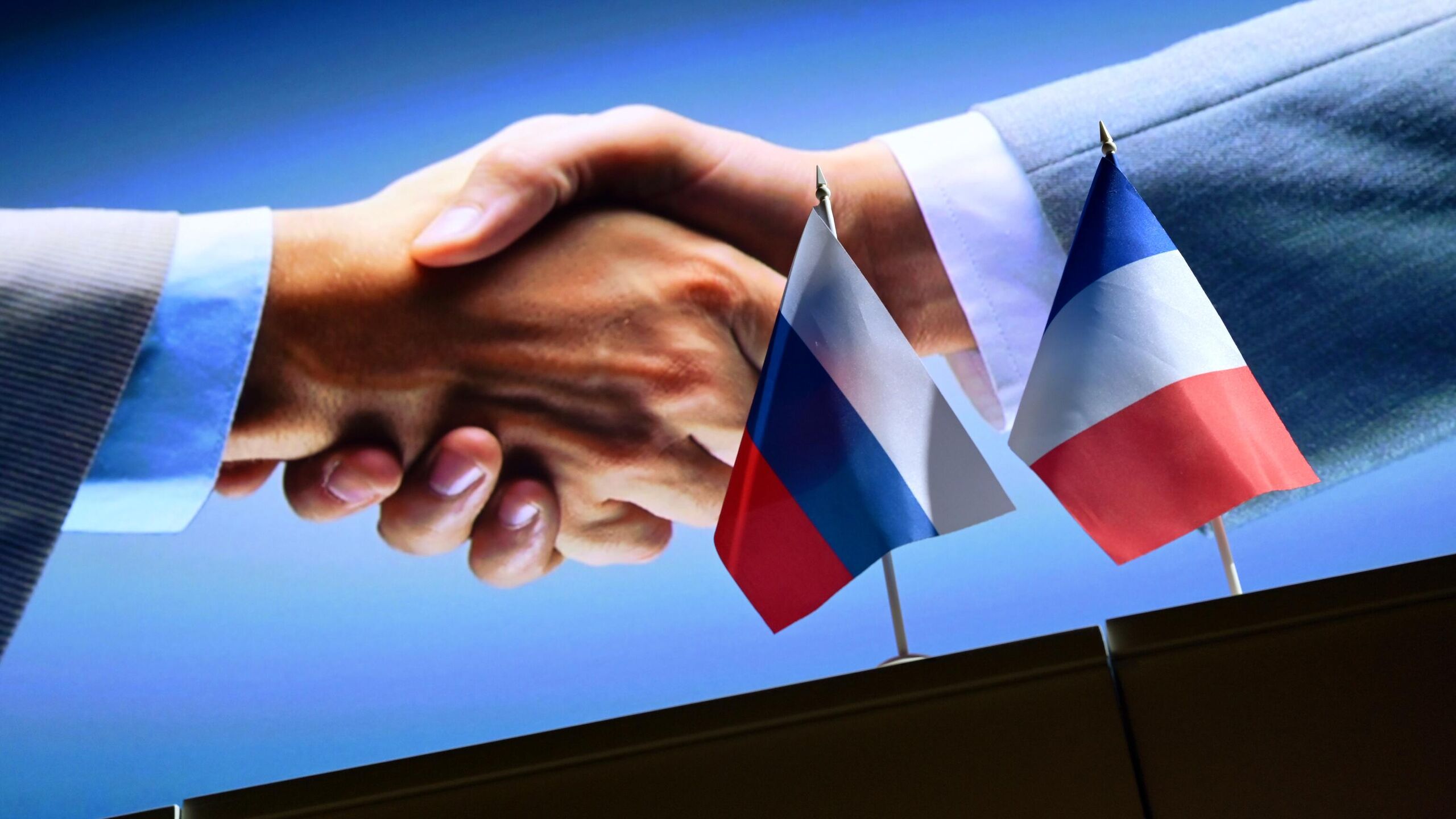 Сотрудничество России и Франции. Россия и Франция. Франция и Россия Дружба. Россия Франция рукопожатие.