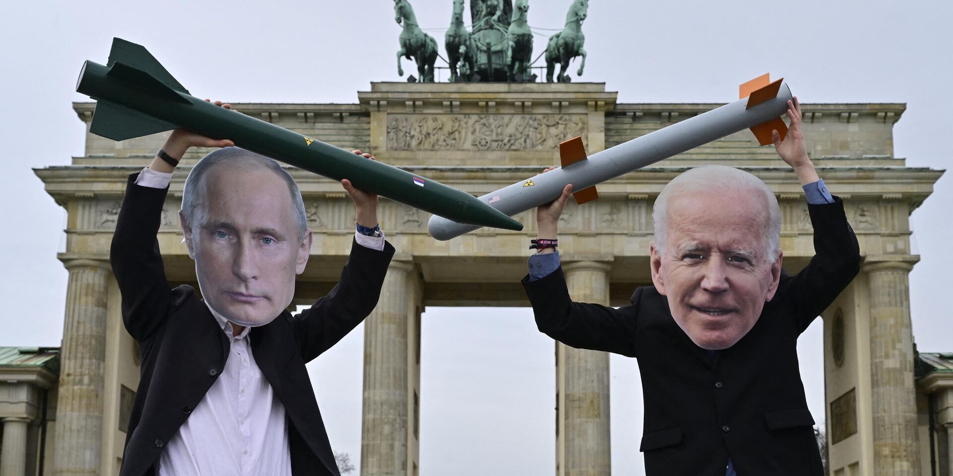 Активисты в масках Путина и Байдена позируют с макетами ядерных ракет перед Бранденбургскими воротами в Берлине - ИноСМИ, 1920, 01.04.2022