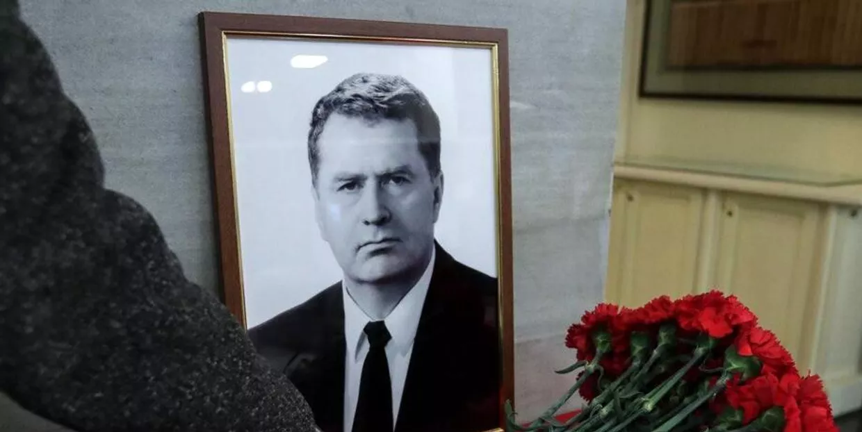 Цветы и портрет Владимира Жириновского в здании Государственной Думы РФ в Москве