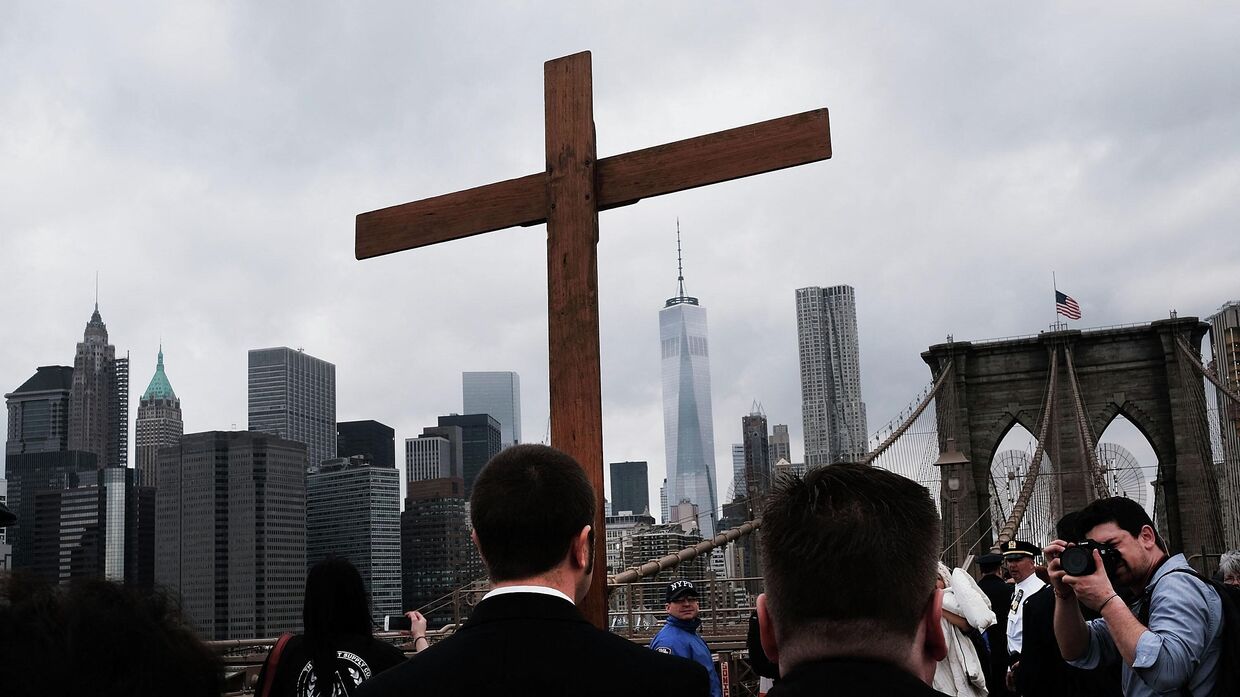 Католики во время крестного хода в Нью-Йорке, США