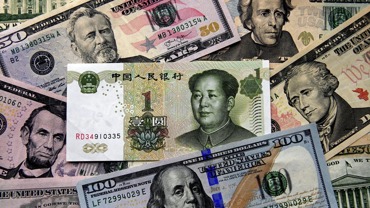 Денежные купюры китайских юаней и долларов США