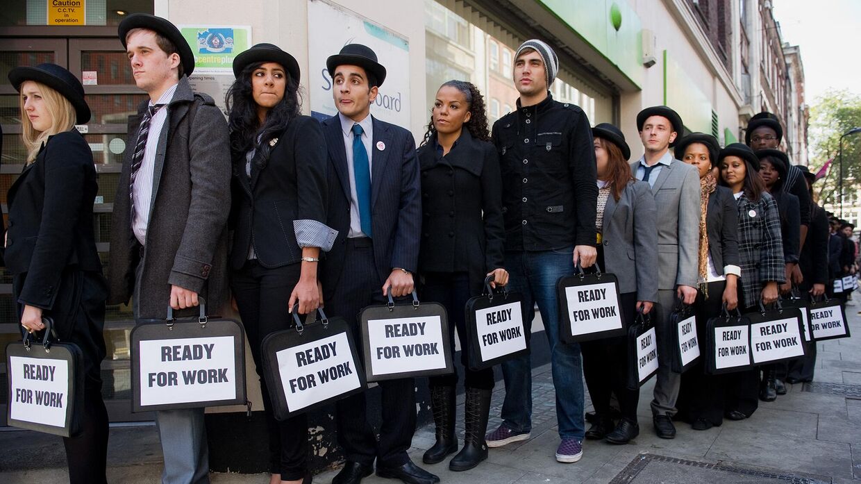 Акция в поддержку безработных в одном из центров занятости в Лондоне