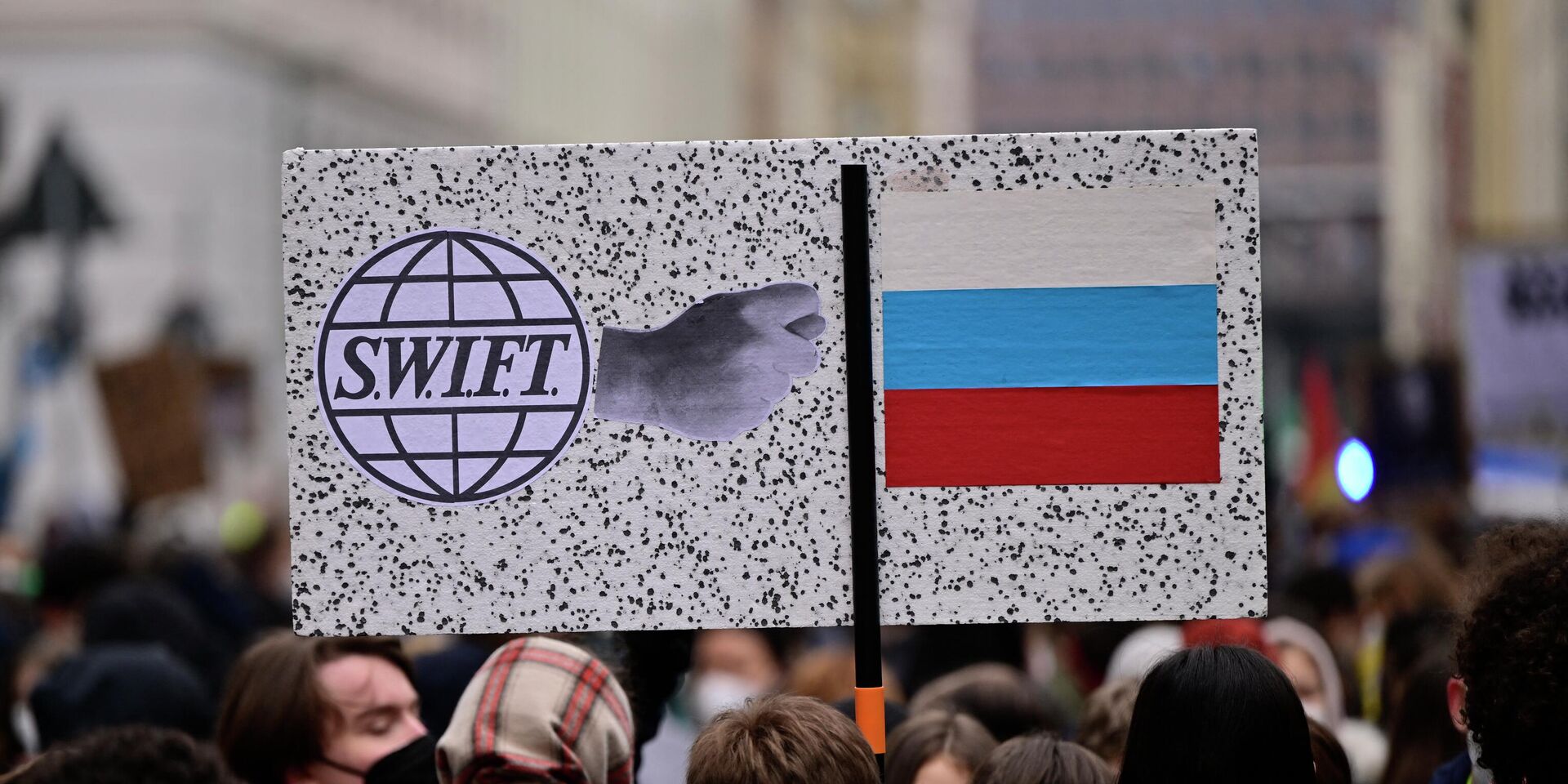 Плакат с логотипом SWIFT и флагом РФ во время демонстрации в Берлине, Германия - ИноСМИ, 1920, 12.04.2022