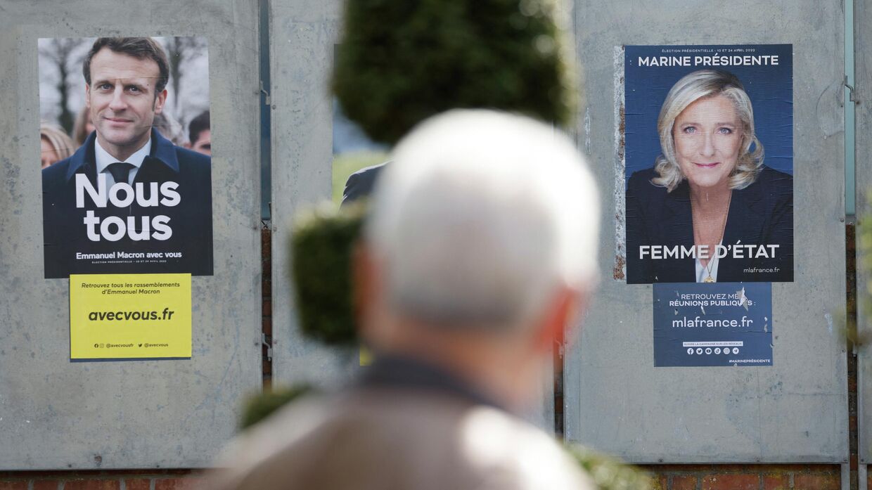 Предвыборные плакаты кандидатов в президенты Франции в Денене