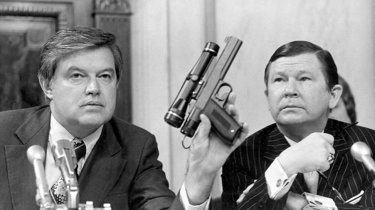 Председатель Сенатского комитета по разведке Фрэнк Черч демонстрирует пистолет с ядовитым дротиком 17 сентября 1975 года