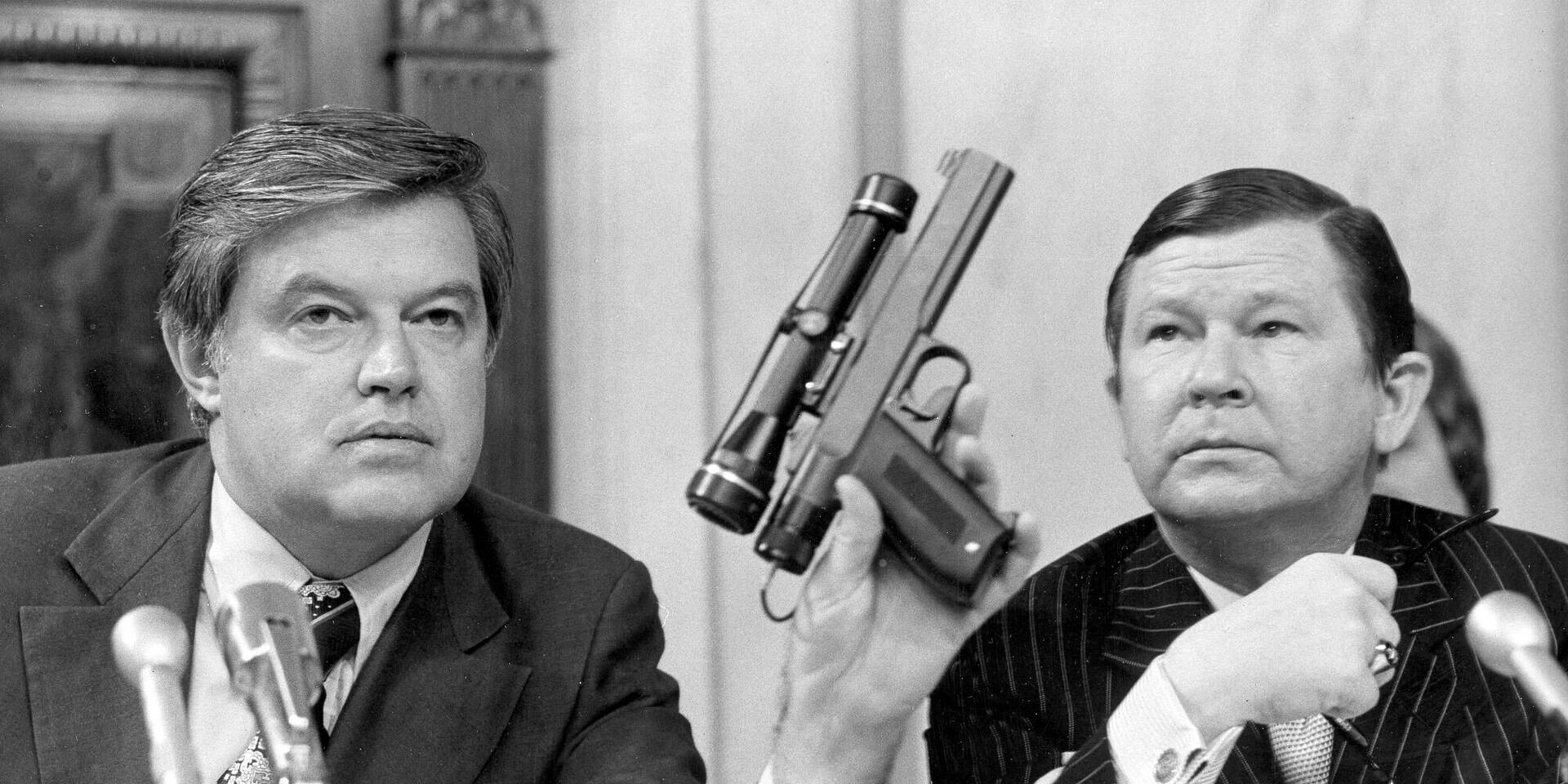 Председатель Сенатского комитета по разведке Фрэнк Черч демонстрирует пистолет с ядовитым дротиком 17 сентября 1975 года - ИноСМИ, 1920, 17.04.2022