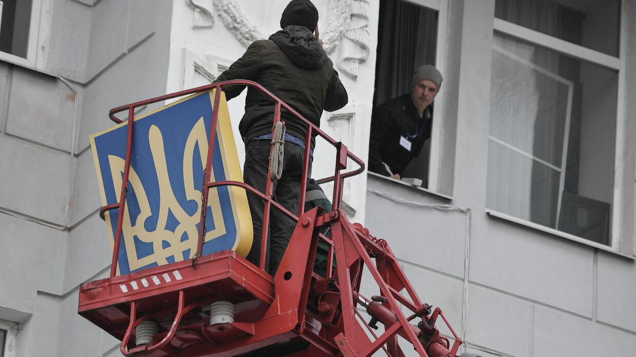 Снятие украинского герба со здания администрации Бердянска.