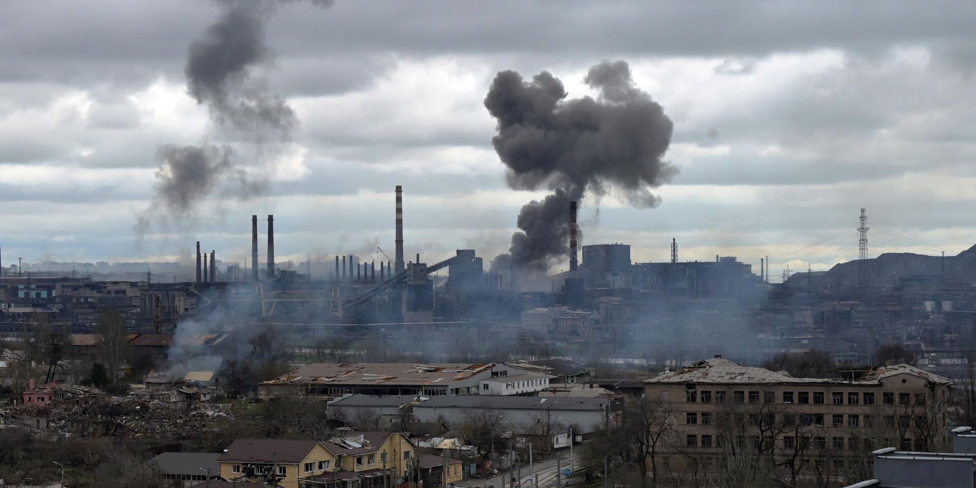 Дым над заводом Азовсталь в Мариуполе - ИноСМИ, 1920, 26.10.2022