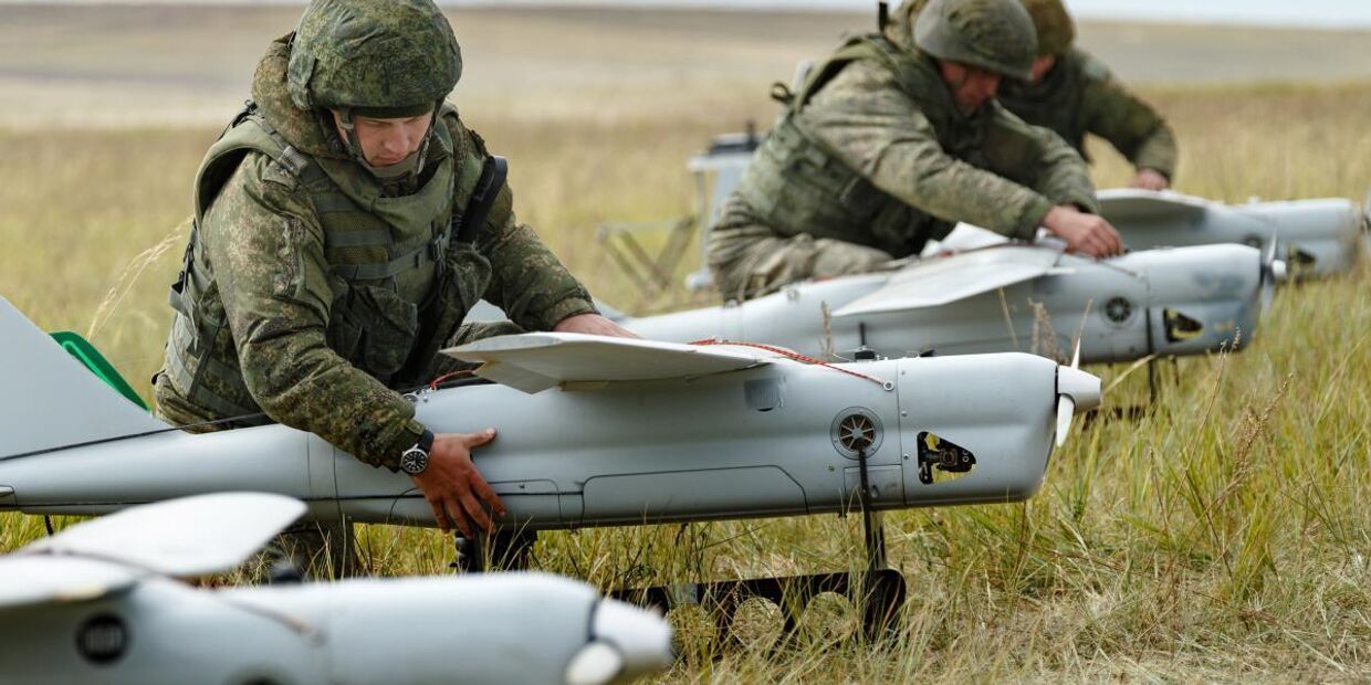 Российские военнослужащие подготавливают к запуску несколько БПЛА Орлан-10