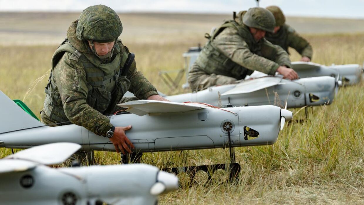 Российские военнослужащие подготавливают к запуску несколько БПЛА Орлан-10