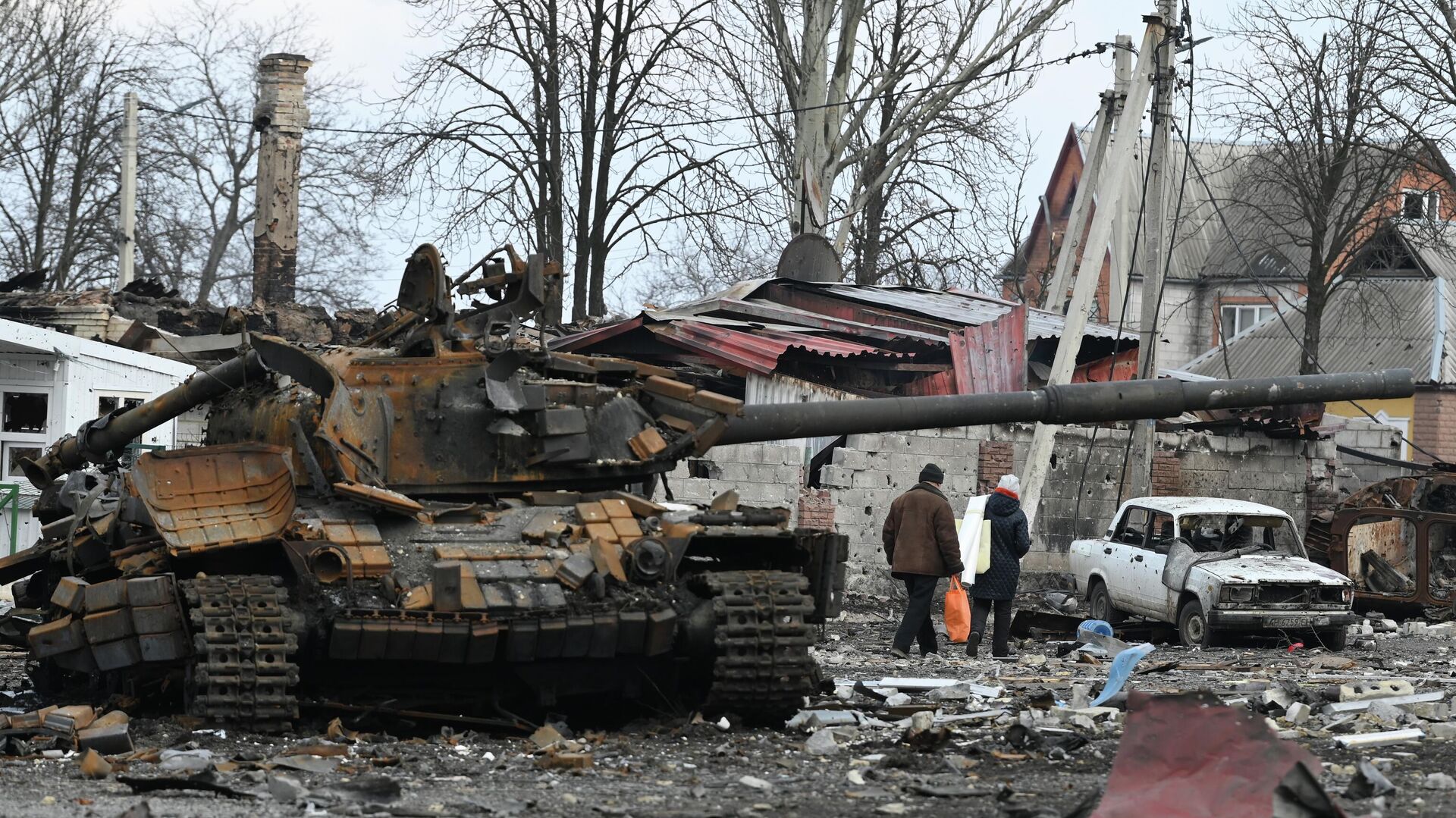 Жители Волновахи идут домой мимо разбитого танка Вооруженных сил Украины - ИноСМИ, 1920, 22.04.2022