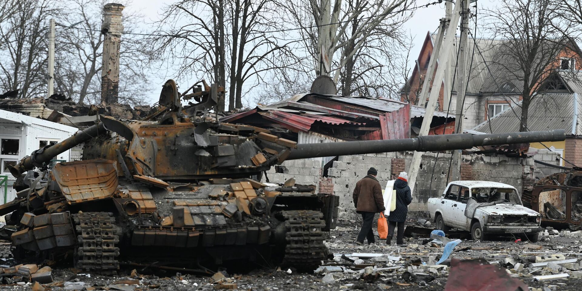 Жители Волновахи идут домой мимо разбитого танка Вооруженных сил Украины - ИноСМИ, 1920, 22.04.2022